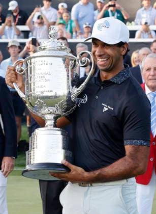 Aaron Rai of England holds the Wanamaker Trophy after winning the 2026 PGA, Golf Herren Championship at Aronimink Golf Club in Newtown Square, Pennsylvania, on Sunday, May 17, 2026. Rai won with an 9-under-par score of 271.  PHI20260517908 LAURENCExKESTERSON