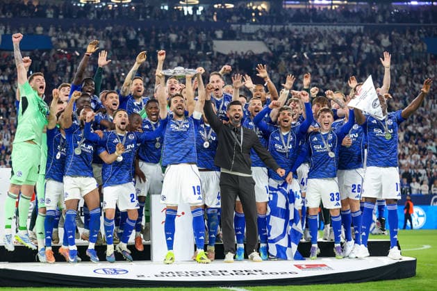 2 Bundesliga FC Schalke 04 Eintracht Braunschweig on 17 05 2026 in the Veltins Arena on Schalke Cheers and joy about the championship, Kenan Karaman Schalke 19 with the championship trophy, coach Miron Muslic Schalke and the team also cheers MH