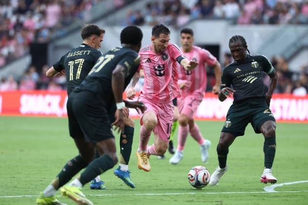 MIAMI, FL - MAY 17: Inter Miami CF midfielder Leo Messi (10) weaves through multiple defenders to make an assit in the first half during the match between the Portland Timbers and Inter Miami CF on Sunday, May 17, 2026 at Nu Stadium in Miami, FL. (Photo by Peter Joneleit Icon Sportswire) SOCCER: MAY 17 MLS, Fussball Herren, USA Inter Miami CF vs Portland Timbers EDITORIAL USE ONLY Icon2605017044