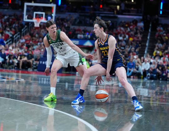 INDIANAPOLIS, IN - MAY 17: Indiana Fever guard Caitlin Clark (22) dribbles between her legs against the Seattle Storm on May 17, 2026, at Gainbridge Fieldhouse in Indianapolis, Indiana. (Photo by Brian Spurlock Icon Sportswire) WNBA, Basketball Damen, USA MAY 17 Seattle Storm at Indiana Fever EDITORIAL USE ONLY Icon2605179