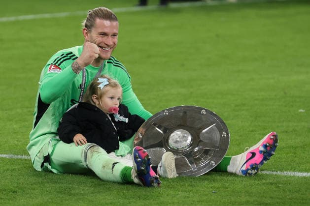 2 Bundesliga FC Schalke 04 Eintracht Braunschweig on 17 05 2026 in the Veltins Arena on Schalke Goalkeeper Loris Karius Schalke 1 cheers and is happy about the victory with the championship trophy and his daughter MH