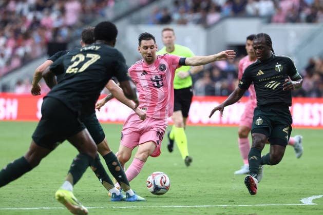 MIAMI, FL - MAY 17: Inter Miami CF midfielder Leo Messi (10) weaves through multiple defenders to make an assit in the first half during the match between the Portland Timbers and Inter Miami CF on Sunday, May 17, 2026 at Nu Stadium in Miami, FL. (Photo by Peter Joneleit Icon Sportswire) SOCCER: MAY 17 MLS, Fussball Herren, USA Inter Miami CF vs Portland Timbers EDITORIAL USE ONLY Icon2605017043