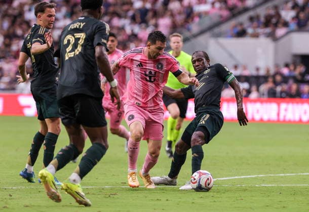MLS, Fussball Herren, USA - Inter Miami vs Portland Timbers Inter Miami Right Wing Lionel Messi (C) in action against Portland Timbers Central Midfielder Diego Chara during the MLS game between Inter Miami and Portland Timbers at Nu Stadium in Miami, Florida, USA, 17 May 2026. MIAMI FLORIDA United States  Copyright: xCRISTOBALxHERRERA-ULASHKEVICHx