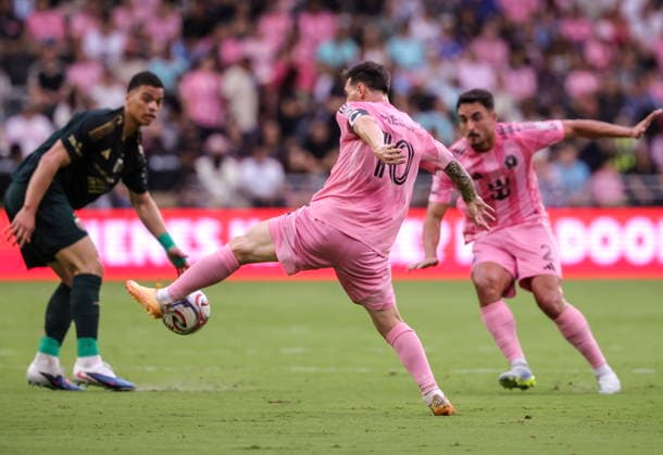 MLS, Fussball Herren, USA - Inter Miami vs Portland Timbers Lionel Messi of Inter Miami (R) in action during the MLS game between Inter Miami and Portland Timbers at Nu Stadium in Miami, Florida, USA, 17 May 2026. MIAMI FLORIDA United States  Copyright: xCRISTOBALxHERRERA-ULASHKEVICHx