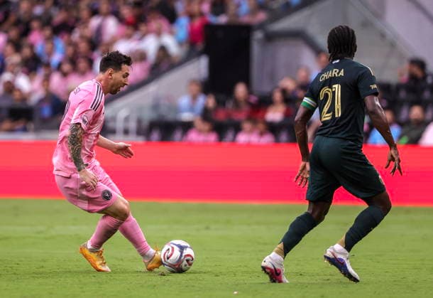 MLS, Fussball Herren, USA - Inter Miami vs Portland Timbers Lionel Messi of Inter Miami (L) in action against Portland Timbers central midfielder Diego Chara during the MLS game between Inter Miami and Portland Timbers at Nu Stadium in Miami, Florida, USA, 17 May 2026. MIAMI FLORIDA United States  Copyright: xCRISTOBALxHERRERA-ULASHKEVICHx