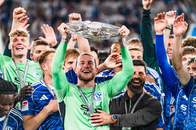 Germany 2 Bundesliga 2025 2026, 34 Matchday FC Schalke 04 vs Eintracht Braunschweig 17 05 2026 Veltins Arena Gelsenkirchen, North Rhine-Westphalia Loris Karius Schalke 04, 1 lifts cheers with championship trophy of the 2 Bundesliga Cheers Joy Emotions Copyright: xCelinaxLeiersx