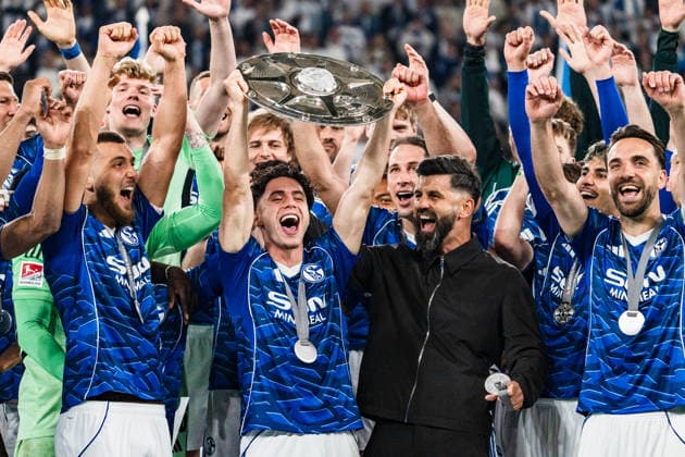 Germany 2 Bundesliga 2025 2026, 34 Matchday FC Schalke 04 vs Eintracht Braunschweig 17 05 2026 Veltins Arena Gelsenkirchen, North Rhine-Westphalia Soufiane El Faouzi Schalke 04, 23 lifts cheers with championship trophy of 2 Bundesliga Cheers Joy Emotions Miron Muslic Schalke 04, Coach Copyright: xCelinaxLeiersx