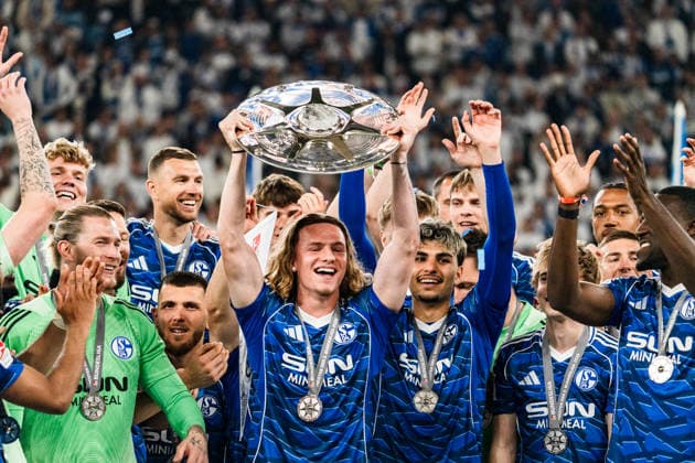Germany 2 Bundesliga 2025 2026, 34 Matchday FC Schalke 04 vs Eintracht Braunschweig 17 05 2026 Veltins Arena Gelsenkirchen, North Rhine-Westphalia Mika Wallentowitz Schalke 04, 35 lifts cheers with championship trophy of the 2 Bundesliga Cheers Joy Emotions Copyright: xCelinaxLeiersx