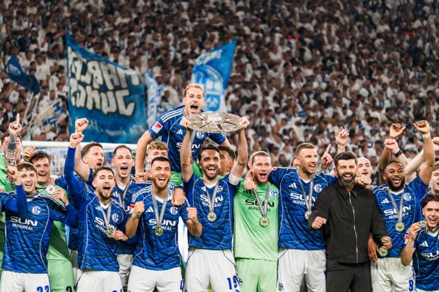 Germany 2 Bundesliga 2025 2026, 34 Matchday FC Schalke 04 vs Eintracht Braunschweig 17 05 2026 Veltins Arena Gelsenkirchen, North Rhine-Westphalia Kenan Karaman Schalke 04, 19 cheers with Bundesliga 2 championship trophy Timo Becker Schalke 04, 5 Loris Karius Schalke 04, 1 Edin Dzeko 10 Soufiane El Faouzi Schalke 04, 23 Nikola Katic Schalke 04, 25 Copyright: xCelinaxLeiersx