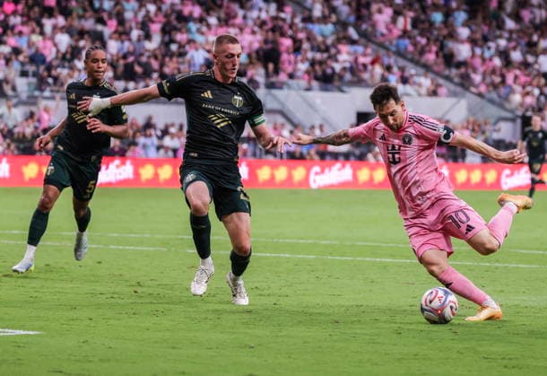 MLS, Fussball Herren, USA - Inter Miami vs Portland Timbers Lionel Messi of Inter Miami (R) in action against Portland Timbers centre back Finn Surman (C) during the MLS game between Inter Miami CF and Portland Timbers at Nu Stadium in Miami, Florida, USA, 17 May 2026. MIAMI FLORIDA United States  Copyright: xCRISTOBALxHERRERA-ULASHKEVICHx