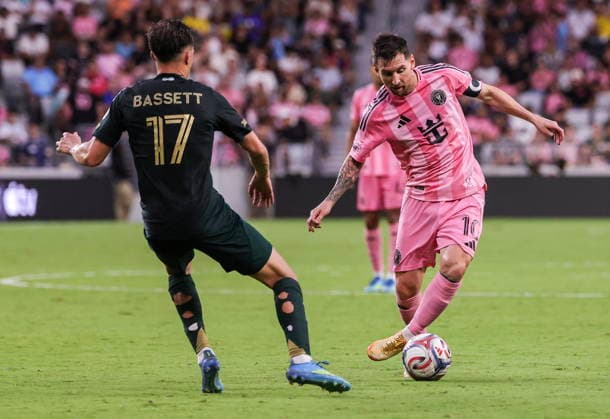 MLS, Fussball Herren, USA - Inter Miami vs Portland Timbers Lionel Messi of Inter Miami (R) in action against Portland Timbers central midfielder Cole Bassett during the MLS game between Inter Miami and Portland Timbers at Nu Stadium in Miami, Florida, USA, 17 May 2026. MIAMI FLORIDA United States  Copyright: xCRISTOBALxHERRERA-ULASHKEVICHx