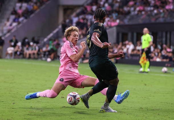 MLS, Fussball Herren, USA - Inter Miami vs Portland Timbers Preston Plambeck of Inter Miami (L) in action against Portland Timbers right back Brandon Bye during the MLS game between Inter Miami CF and Portland Timbers at Nu Stadium in Miami, Florida, USA, 17 May 2026. MIAMI FLORIDA United States  Copyright: xCRISTOBALxHERRERA-ULASHKEVICHx