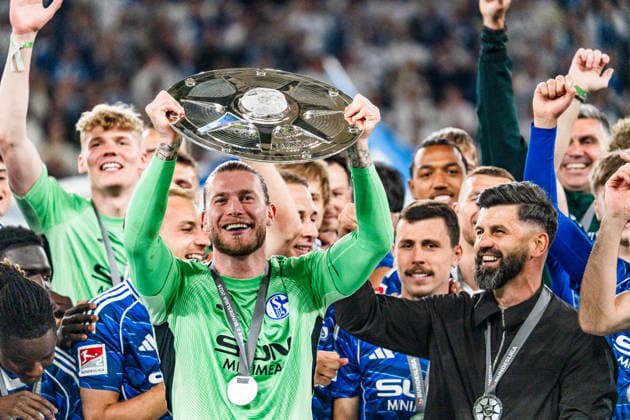 Germany 2 Bundesliga 2025 2026, 34 Matchday FC Schalke 04 vs Eintracht Braunschweig 17 05 2026 Veltins Arena Gelsenkirchen, North Rhine-Westphalia Loris Karius Schalke 04, 1 lifts cheers with championship trophy of the 2 Bundesliga Cheers Joy Emotions Copyright: xCelinaxLeiersx