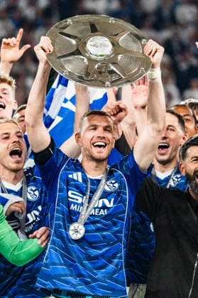 Germany 2 Bundesliga 2025 2026, 34 Matchday FC Schalke 04 vs Eintracht Braunschweig 17 05 2026 Veltins Arena Gelsenkirchen, North Rhine-Westphalia Edin Dzeko 10 lifts cheers with championship trophy of 2 Bundesliga Cheers Joy Emotions Miron Muslic Schalke 04, Coach Copyright: xCelinaxLeiersx