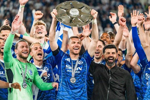 Germany 2 Bundesliga 2025 2026, 34 Matchday FC Schalke 04 vs Eintracht Braunschweig 17 05 2026 Veltins Arena Gelsenkirchen, North Rhine-Westphalia Edin Dzeko 10 lifts cheers with championship trophy of 2 Bundesliga Cheers Joy Emotions Miron Muslic Schalke 04, Coach Copyright: xCelinaxLeiersx
