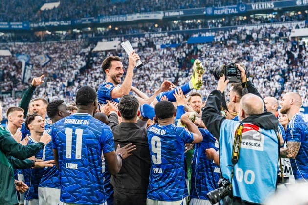 Germany 2 Bundesliga 2025 2026, 34 Matchday FC Schalke 04 vs Eintracht Braunschweig 17 05 2026 Veltins Arena Gelsenkirchen, North Rhine-Westphalia Kenan Karaman Schalke 04, 19 is celebrated by the team Cheers Joy Emotions Player of the Season Trophy Copyright: xCelinaxLeiersx