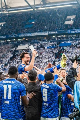 Germany 2 Bundesliga 2025 2026, 34 Matchday FC Schalke 04 vs Eintracht Braunschweig 17 05 2026 Veltins Arena Gelsenkirchen, North Rhine-Westphalia Kenan Karaman Schalke 04, 19 is celebrated by the team Cheers Joy Emotions Player of the Season Trophy Copyright: xCelinaxLeiersx