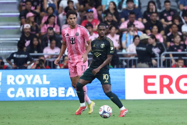 MIAMI, FL - MAY 17: Portland Timbers midfielder David da Costa (10) controls the ball as Inter Miami CF defender Ian Fray (17) looks on in the first half during the match between the Portland Timbers and Inter Miami CF on Sunday, May 17, 2026 at Nu Stadium in Miami, FL. (Photo by Peter Joneleit Icon Sportswire) SOCCER: MAY 17 MLS, Fussball Herren, USA Inter Miami CF vs Portland Timbers EDITORIAL USE ONLY Icon2605017056