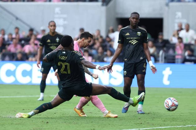 MIAMI, FL - MAY 17: Inter Miami CF midfielder Leo Messi (10) attempts a shot as Portland Timbers defender Finn Surman (20) tries to block it in the first half during the match between the Portland Timbers and Inter Miami CF on Sunday, May 17, 2026 at Nu Stadium in Miami, FL. (Photo by Peter Joneleit Icon Sportswire) SOCCER: MAY 17 MLS, Fussball Herren, USA Inter Miami CF vs Portland Timbers EDITORIAL USE ONLY Icon2605017055