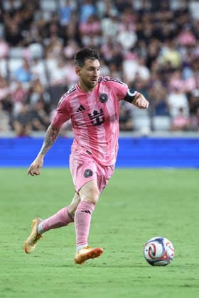 MIAMI, FL - MAY 17: Inter Miami CF midfielder Leo Messi (10) atacks with the ball in the second half during the match between the Portland Timbers and Inter Miami CF on Sunday, May 17, 2026 at Nu Stadium in Miami, FL. (Photo by Peter Joneleit Icon Sportswire) SOCCER: MAY 17 MLS, Fussball Herren, USA Inter Miami CF vs Portland Timbers EDITORIAL USE ONLY Icon2605017069
