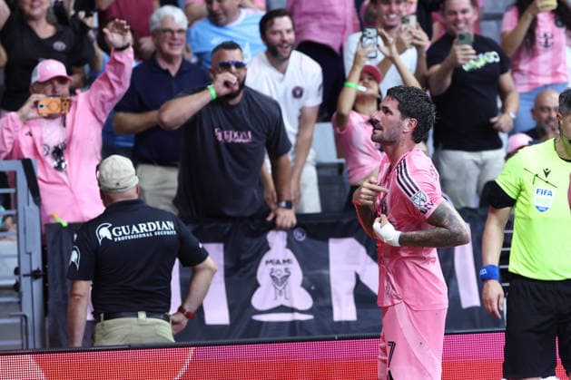 MIAMI, FL - MAY 17: Inter Miami CF midfielder Rodrigo de Paul (7) pumps u fans as he points to the Inter Miami CF logo in the second half during the match between the Portland Timbers and Inter Miami CF on Sunday, May 17, 2026 at Nu Stadium in Miami, FL. (Photo by Peter Joneleit Icon Sportswire) SOCCER: MAY 17 MLS, Fussball Herren, USA Inter Miami CF vs Portland Timbers EDITORIAL USE ONLY Icon2605017074