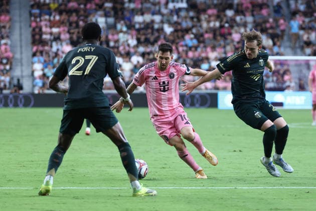 MIAMI, FL - MAY 17: Inter Miami CF midfielder Leo Messi (10) attacks with the ball as he draws two defenders in the second half during the match between the Portland Timbers and Inter Miami CF on Sunday, May 17, 2026 at Nu Stadium in Miami, FL. (Photo by Peter Joneleit Icon Sportswire) SOCCER: MAY 17 MLS, Fussball Herren, USA Inter Miami CF vs Portland Timbers EDITORIAL USE ONLY Icon2605017081
