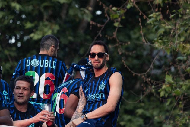 Inter Milan celebrates Serie A title with open-air bus parade in Milan MILAN, ITALY - MAY 17: Hakan Calhanoglu, a Turkish Inter Milan player, celebrates after the Inter-Verona match on the Nerazzurri team bus, with players and staff on board, leaving the San Siro Stadium to celebrate with fans the victory of the Italian football championship in Milan, Italy, on May 17, 2026. Andrea Carrubba Anadolu Milan Italy. Editorial use only. Please get in touch for any other usage.  Copyright: x2026xAnadoluxAndreaxCarrubbax