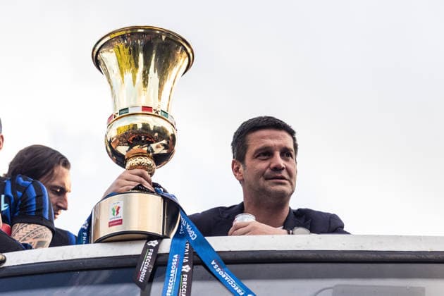 Inter Milan celebrates Serie A title with open-air bus parade in Milan MILAN, ITALY - MAY 17: Inter Milan coach Christian Chivu celebrates after the Inter-Verona match a on the Nerazzurri team bus, with players and staff on board, leave the San Siro stadium to celebrate with fans the victory of the Italian football championship in Milan, Italy, on May 17, 2026. Andrea Carrubba Anadolu Milan Italy. Editorial use only. Please get in touch for any other usage.  Copyright: x2026xAnadoluxAndreaxCarrubbax