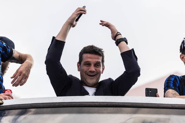 Inter Milan celebrates Serie A title with open-air bus parade in Milan MILAN, ITALY - MAY 17: Inter Milan coach Christian Chivu celebrates after the Inter-Verona match a on the Nerazzurri team bus, with players and staff on board, leave the San Siro stadium to celebrate with fans the victory of the Italian football championship in Milan, Italy, on May 17, 2026. Andrea Carrubba Anadolu Milan Italy. Editorial use only. Please get in touch for any other usage.  Copyright: x2026xAnadoluxAndreaxCarrubbax