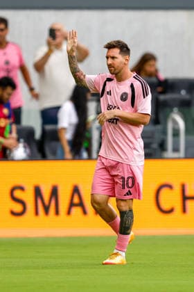MIAMI, FL - MAY 17: Inter Miami forward Lionel Messi (10) waves prior to the MLS, Fussball Herren, USA game between Inter Miami CF and Portland Timbers at NU Stadium on May 17, 2026 in Miami,Florida.(Photo by Chris Arjoon Icon Sportswire) SOCCER: MAY 17 MLS Inter Miami CF vs Portland EDITORIAL USE ONLY Icon2605170010001