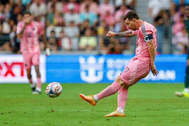 MIAMI, FL - MAY 17: Inter Miami forward Lionel Messi (10) kicks the ball during the MLS, Fussball Herren, USA game between Inter Miami CF and Portland Timbers at NU Stadium on May 17, 2026 in Miami,Florida.(Photo by Chris Arjoon Icon Sportswire) SOCCER: MAY 17 MLS Inter Miami CF vs Portland EDITORIAL USE ONLY Icon2605170010005