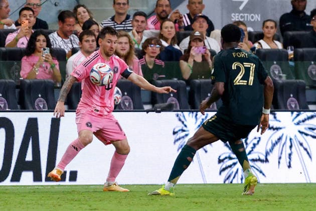 MIAMI, FL - MAY 17: Inter Miami forward Lionel Messi (10) and Portland Timbers midfielder Jimer Fory (27) battle for the ball during the MLS, Fussball Herren, USA game between Inter Miami CF and Portland Timbers at NU Stadium on May 17, 2026 in Miami,Florida.(Photo by Chris Arjoon Icon Sportswire) SOCCER: MAY 17 MLS Inter Miami CF vs Portland EDITORIAL USE ONLY Icon2605170010012