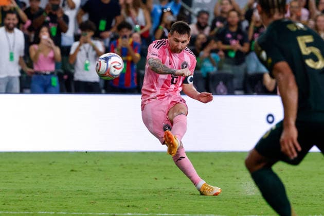 MIAMI, FL - MAY 17: Inter Miami forward Lionel Messi (10) shoots on goal during the MLS, Fussball Herren, USA game between Inter Miami CF and Portland Timbers at NU Stadium on May 17, 2026 in Miami,Florida.(Photo by Chris Arjoon Icon Sportswire) SOCCER: MAY 17 MLS Inter Miami CF vs Portland EDITORIAL USE ONLY Icon2605170010017