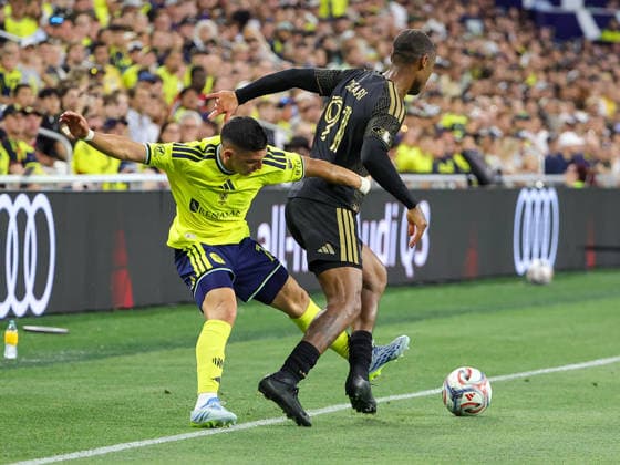 May 17, 2026: Nashville SC midfielder Christian Espinoza (7) controls the ball during a MLS, Fussball Herren, USA match between LAFC and Nashville SC at Geodis Park in Nashville, TN. CSM Nashville United States of America - ZUMAc04_ 20260517_zma_c04_005 Copyright: xStephenxFurstx