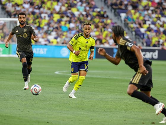 May 17, 2026: Nashville SC midfielder Hany Mukhtar (10) passes the ball during a MLS, Fussball Herren, USA match between LAFC and Nashville SC at Geodis Park in Nashville, TN. CSM Nashville United States of America - ZUMAc04_ 20260517_zma_c04_003 Copyright: xStephenxFurstx