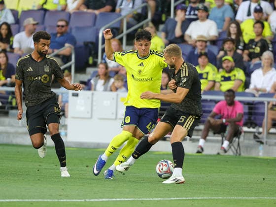 May 17, 2026: Nashville SC forward Warren Madrigal (41) controls the ball during a MLS, Fussball Herren, USA match between LAFC and Nashville SC at Geodis Park in Nashville, TN. CSM Nashville United States of America - ZUMAc04_ 20260517_zma_c04_004 Copyright: xStephenxFurstx