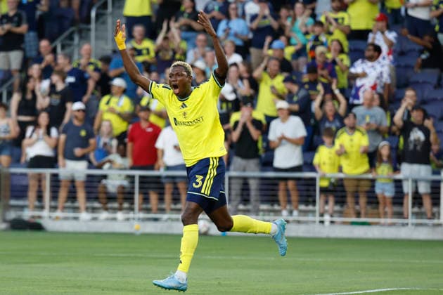 NASHVILLE, TN - MAY 17: Nashville SC defender Maxwell Woledzi (3) waves his hands to the crowd as he celebrates a first half goal during a match between Nashville SC and Los Angeles Football Club, May 17, 2026, at GEODIS Park in Nashville, Tennessee. (Photo by Matthew Maxey Icon Sportswire) SOCCER: MAY 17 MLS, Fussball Herren, USA Nashville SC vs Los Angeles Football Club EDITORIAL USE ONLY Icon26051706