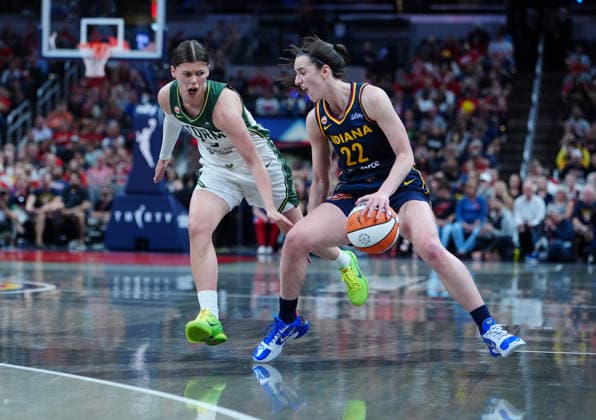 INDIANAPOLIS, IN - MAY 17: Indiana Fever guard Caitlin Clark (22) is guarded by Seattle Storm guard Jade Melbourne (5) on May 17, 2026, at Gainbridge Fieldhouse in Indianapolis, Indiana. (Photo by Brian Spurlock Icon Sportswire) WNBA, Basketball Damen, USA MAY 17 Seattle Storm at Indiana Fever EDITORIAL USE ONLY Icon26051713