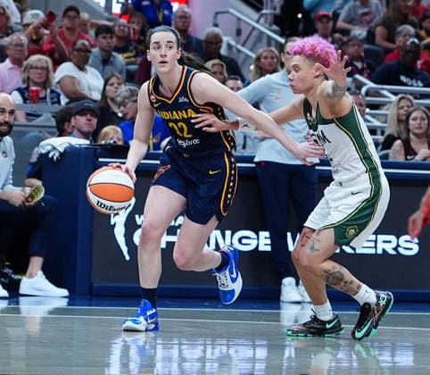 INDIANAPOLIS, IN - MAY 17: Indiana Fever guard Caitlin Clark (22) drives to the basket against the Seattle Storm on May 17, 2026, at Gainbridge Fieldhouse in Indianapolis, Indiana. (Photo by Brian Spurlock Icon Sportswire) WNBA, Basketball Damen, USA MAY 17 Seattle Storm at Indiana Fever EDITORIAL USE ONLY Icon26051724