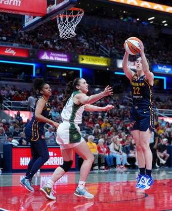 INDIANAPOLIS, IN - MAY 17: Indiana Fever guard Caitlin Clark (22) grabs a rebound against the Seattle Storm on May 17, 2026, at Gainbridge Fieldhouse in Indianapolis, Indiana. (Photo by Brian Spurlock Icon Sportswire) WNBA, Basketball Damen, USA MAY 17 Seattle Storm at Indiana Fever EDITORIAL USE ONLY Icon26051732