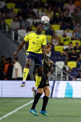 NASHVILLE, TN - MAY 17: Nashville SC forward Woobens Pacius (17) goes up for a header in front of Los Angeles Football Club defender Ryan Hollingshead (24) during a match between Nashville SC and Los Angeles Football Club, May 17, 2026, at GEODIS Park in Nashville, Tennessee. (Photo by Matthew Maxey Icon Sportswire) SOCCER: MAY 17 MLS, Fussball Herren, USA Nashville SC vs Los Angeles Football Club EDITORIAL USE ONLY Icon26051727