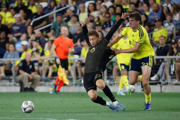 NASHVILLE, TN - MAY 17: Los Angeles Football Club forward Nathan Ordaz (27) is pulled down from behind by Nashville SC defender Reed Baker-Whiting (27) during a match between Nashville SC and Los Angeles Football Club, May 17, 2026, at GEODIS Park in Nashville, Tennessee. (Photo by Matthew Maxey Icon Sportswire) SOCCER: MAY 17 MLS, Fussball Herren, USA Nashville SC vs Los Angeles Football Club EDITORIAL USE ONLY Icon26051723