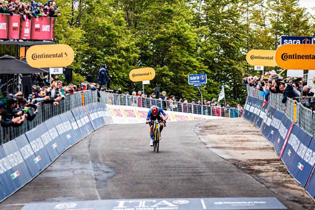 Giro d Italia-stage9 finish line in Corno alle Scale- Italy - 17 May 2026 Jonas Vingegaard s final push before crossing the finish line. The pink caravan crosses the peninsula. From the historic start in the Balkans to the ascent along the Apennines and the great Alpine peaks, the complete photographic story of the 109th edition. Lizzano in Belvedere Italy Copyright: xCarloxVerganix xSOPAxImagesx _MG_8839
