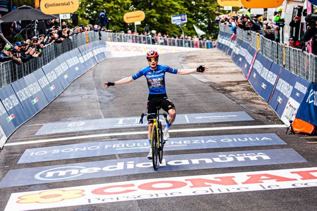 Giro d Italia-stage9 finish line in Corno alle Scale- Italy - 17 May 2026 Jonas Vingegaard s final push before crossing the finish line. The pink caravan crosses the peninsula. From the historic start in the Balkans to the ascent along the Apennines and the great Alpine peaks, the complete photographic story of the 109th edition. Lizzano in Belvedere Italy Copyright: xCarloxVerganix xSOPAxImagesx _MG_8846
