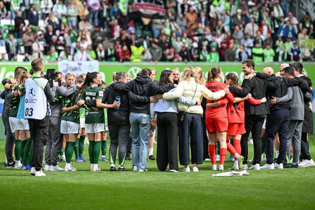 Soccer I Women I Season 2025 2026 I Bundesliga I Matchday 26 I VfL Wolfsburg 1 FC Nürnberg I 17 05 2026 The VfL Wolfsburg players and the coaching team form a team circle at the end of the match Wolfsburg Volkswagen Arena Niedersachsen Germany Copyright: xLobeca InesxHähnelx