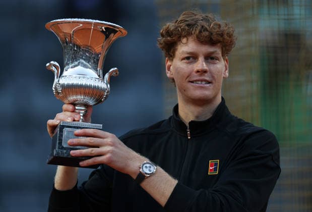 (260518) -- ROME, May 18, 2026 -- Jannik Sinner poses with the trophy at the awarding ceremony for the men s singles final between Jannik Sinner of Italy and Casper Ruud of Norway at the ATP, Tennis Herren Italian Open in Rome, Italy, May 17, 2026. ) (SP)ITALY-ROME-TENNIS-ATP-ITALIAN OPEN-MEN S SINGLES-FINAL LixJing 