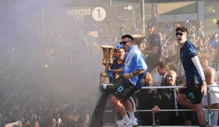 RECORD DATE NOT STATED IPA84799356 - Milan, Celebration of Inter Internazionale s 21st scudetto , team over Pullman in front of San Siro stadium  Copyright: xx xx 84799356  Copyright: xIMAGOx xIMAGO IndependentxPhotoxAgencyxInt.x 84799356