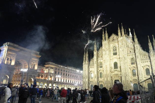 IPA84807597 - Milan, Piazza Duomo, fans at celebrations for Inter s 22nd Scudetto, Internazionale wait for open bus with players  Copyright: xDuilioxPiaggesix xDuilioxPiaggesix 84807597  Copyright: xIMAGO DuilioxPiaggesix xIMAGO IndependentxPhotoxAgencyxInt.x 84807597