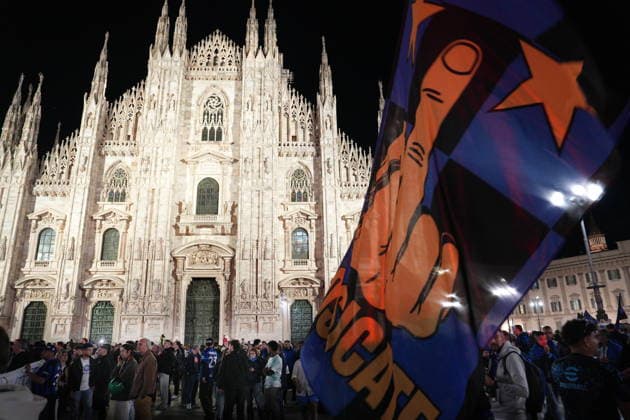 IPA84807605 - Milan, Piazza Duomo, fans at celebrations for Inter s 22nd Scudetto, Internazionale wait for open bus with players  Copyright: xDuilioxPiaggesix xDuilioxPiaggeSIx 84807605  Copyright: xIMAGO DuilioxPiaggesix xIMAGO IndependentxPhotoxAgencyxInt.x 84807605