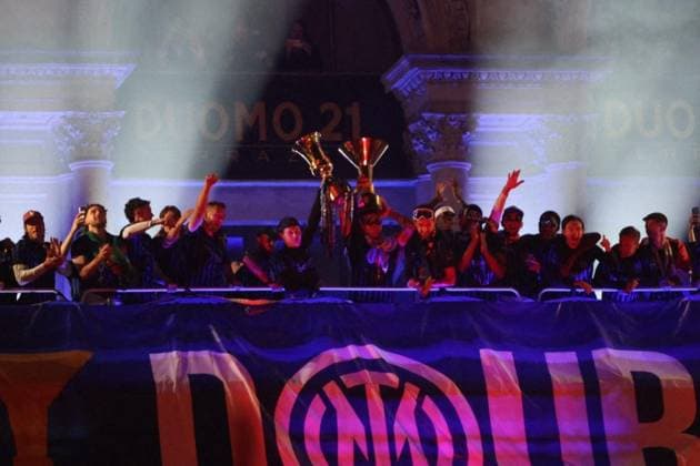 Inter Fans Celebrate Double Win - Milan Inter fans celebrate the club s 21st Scudetto and 10th Coppa Italia victory during a party in Piazza Duomo in Milan, Italy, as the Nerazzurri secure the domestic double, with supporters greeting players in the city center. Photo by Francesco Enriquez IPA ABACAPRESS.COM Milan Italy  Copyright: xIPAxSport ABACAx